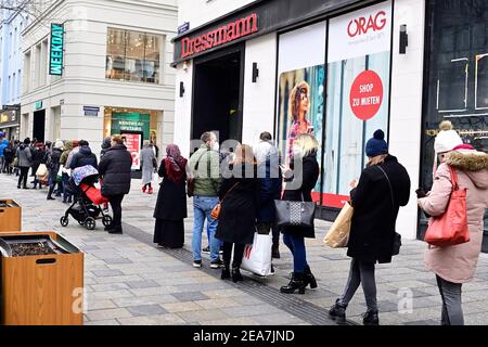 Vienna, Austria. 8 Feb 2021. Con l'allentamento della chiusura di lunedì, gli scambi in Austria sono stati autorizzati a riaprire. Credit: Franz PERC/Alamy Live News Foto Stock