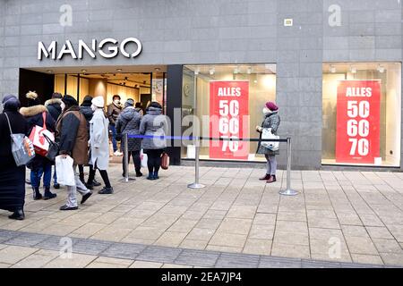 Vienna, Austria. 8 Feb 2021. Con l'allentamento della chiusura di lunedì, gli scambi in Austria sono stati autorizzati a riaprire. Credit: Franz PERC/Alamy Live News Foto Stock