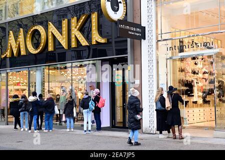 Vienna, Austria. 8 Feb 2021. Con l'allentamento della chiusura di lunedì, gli scambi in Austria sono stati autorizzati a riaprire. Credit: Franz PERC/Alamy Live News Foto Stock