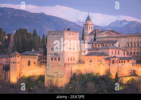 Vista classica di notte del Palazzo Carlo V, dell'iconica Alhambra e delle montagne della Sierra Nevada dal Mirador de San Nicolas nel centro storico di Gra, albaicin Foto Stock