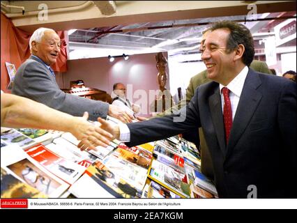 © Mousse/ABACA. 56656-6. Parigi-Francia, 02 marzo 2004. Francois Bayrou au Salon de l'Agriculture. Foto Stock