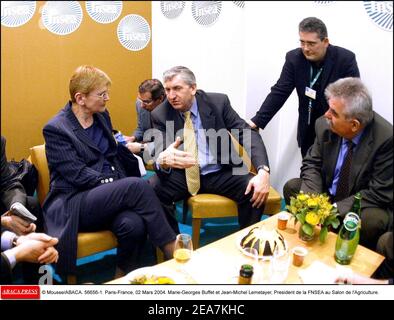 © Mousse/ABACA. 56656-1. Parigi-Francia, 02 marzo 2004. Marie-George buffet et Jean-Michel Lemetayer, Presidente de la FNSEA au Salon de l'Agriculture. Foto Stock