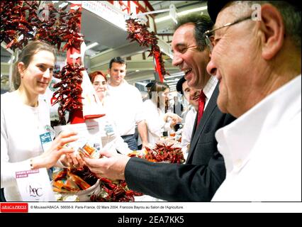 © Mousse/ABACA. 56656-9. Parigi-Francia, 02 marzo 2004. Francois Bayrou au Salon de l'Agriculture. Foto Stock