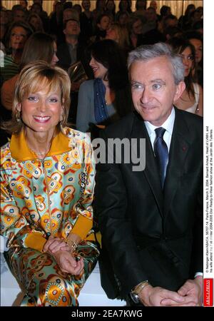 © Nebinger-Klein/ABACA. 56707-14. Parigi-Francia, 3 marzo 2004. Bernard Arnault, capo di LVMH, e sua moglie Helene Mercier Arnault partecipano alla sfilata di moda Autunno-Inverno 2004-2005 Dior Ready-to-Wear presso il Jardin des Tuileries. Foto Stock