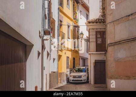 Granada, Spagna - marzo 31 2018: Un taxi-van si fa strada per le strette stradine della città vecchia (Albaicin o quartiere arabo) di Granada, Foto Stock