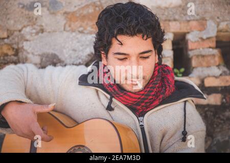 Granada, Spagna - Marzo 31 2018: Ritratto di un chitarrista di flamenco spagnolo che busking e nel centro storico (Albaicin o quartiere arabo) di Gra Foto Stock