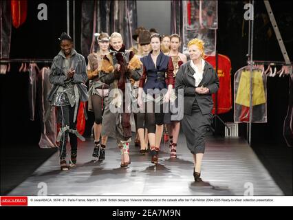 © Java/ABACA. 56741-21. Parigi-Francia, 3 marzo 2004. Il designer britannico Vivienne Westwood è sulla passerella dopo la presentazione della collezione Ready-to-Wear Autunno-Inverno 2004-2005. Foto Stock