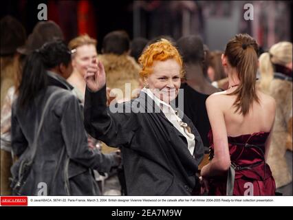 © Java/ABACA. 56741-22. Parigi-Francia, 3 marzo 2004. Il designer britannico Vivienne Westwood è sulla passerella dopo la presentazione della collezione Ready-to-Wear Autunno-Inverno 2004-2005. Foto Stock