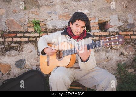 Granada, Spagna - Marzo 31 2018: Ritratto di un chitarrista di flamenco spagnolo che busking e nel centro storico (Albaicin o quartiere arabo) di Gra Foto Stock