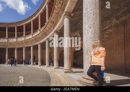 Granada, Spagna - Marzo 31 2018: Turisti che visitano il cortile circolare del Palazzo di Carlo V all'Alhambra di Granada, Spagna Foto Stock