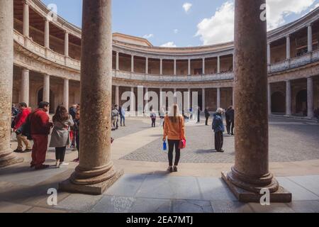 Granada, Spagna - Marzo 31 2018: Turisti che visitano il cortile circolare del Palazzo di Carlo V all'Alhambra di Granada, Spagna Foto Stock