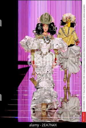 © JAVA/ABACA. 56854. Parigi-Francia, 6 marzo 2004. Un modello mostra una creazione di John Galliano per la sua presentazione della collezione Ready-to-Wear Autunno-Inverno 2004-2005. Foto Stock