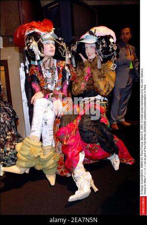 © Serge Arnal/ABACA. 56844-23. Parigi-Francia, 6 marzo 2004. Un modello presenta il backstage prima della sfilata di moda John Galliano Ready-to-Wear come parte della presentazione delle collezioni Autunno-Inverno 2004/2005 a Parigi. Foto Stock