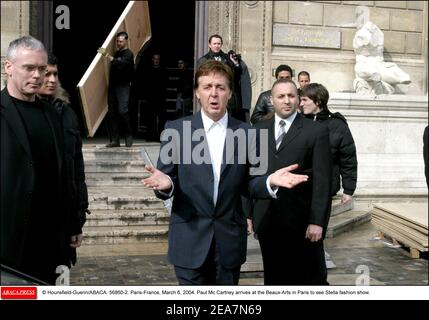 © Hounsfield-Guerin/ABACA. 56860-2. Parigi-Francia, 6 marzo 2004. Paul McCartney arriva al Beaux-Arts di Parigi per assistere alla sfilata di moda di Stella McCartney. Foto Stock