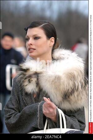 © Hounsfield-Guerin/ABACA. 56891-6. Parigi-Francia, 6 marzo 2004. Supermodel Linda Evangelista va alla sfilata di moda Lanvin Ready-to-Wear. Foto Stock