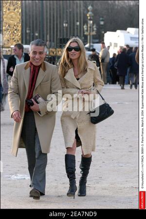 © Hounsfield-Guerin/ABACA. 56891-3. Parigi-Francia, 6 marzo 2004. Supermodel Kate Moss e un amico vanno alla sfilata di moda Lanvin Ready-to-Wear. Foto Stock