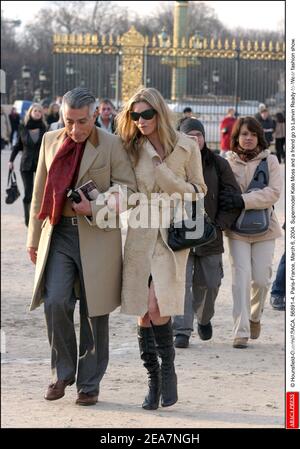 © Hounsfield-Guerin/ABACA. 56891-4. Parigi-Francia, 6 marzo 2004. Supermodel Kate Moss e un amico vanno alla sfilata di moda Lanvin Ready-to-Wear. Foto Stock