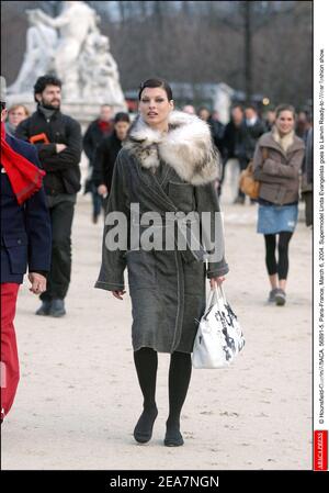 © Hounsfield-Guerin/ABACA. 56891-5. Parigi-Francia, 6 marzo 2004. Supermodel Linda Evangelista va alla sfilata di moda Lanvin Ready-to-Wear. Foto Stock