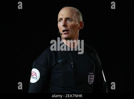 File photo datato 02-03-2020 dell'arbitro Mike Dean. Data di emissione: Lunedì 8 febbraio 2021. Foto Stock