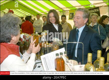 © Jean-Pierre amet/ABACA. 57165-2. Sainte Lucie de Tallano-France, 14 marzo 2004. Visita de Camille Rocca Serra (UMP) depute maire de Porto Vecchio ˆ la foire de l'huile d'olive. Foto Stock