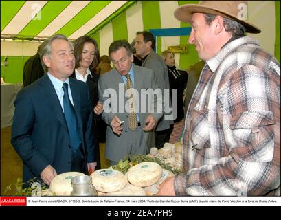 © Jean-Pierre amet/ABACA. 57165-3. Sainte Lucie de Tallano-France, 14 marzo 2004. Visita de Camille Rocca Serra (UMP) depute maire de Porto Vecchio ˆ la foire de l'huile d'olive. Foto Stock