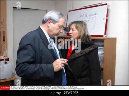 © Mousse/ABACA. 57451-1. Parigi-Francia, 21 marzo 2004. Le candidat Sortant en Ile de France Jean-Paul Huchon & sa compagne au QG de campagne PS lors du Premier tour des elections regionales. Foto Stock