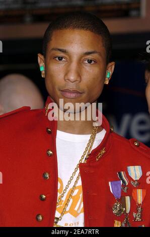 Pharrell Williams di NERD si esibisce dal vivo durante un'apparizione in negozio all'FYE di New York, martedì 23 marzo 2004. (Nella foto: Farrell Williams, NERD). Foto di Nicolas Khayat/ABACA. Foto Stock