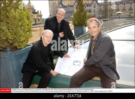 Il fumettista belga Philippe Geluck (C) parla con il fumettista Jean Giraud, noto anche come Moebius (L) e Jacques Fernandez prima della cerimonia di chiusura del 3° Forum Internazionale per il Cinema e la Letteratura tenutosi al Grimaldi Forum di Monaco il 27 marzo 2004. Foto di Serge Arnal / ABACA. Foto Stock