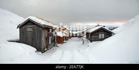 Strade coperte di neve ed edifici a Roros Norvegia. Città mineraria norvegese sotto la neve. Vecchie case di legno. Vista panoramica. Foto Stock