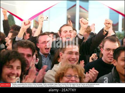 Si celebra la vittoria del candidato del Partito socialista Jean-Paul Huchon per la regione Ile de France al secondo turno delle elezioni regionali francesi presso la sede del Partito socialista a Parigi il 28 marzo 2004. Foto di Mousse/ABACA. Foto Stock