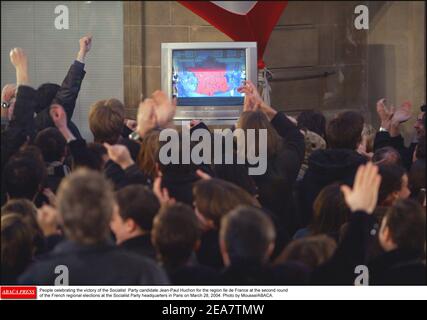 Si celebra la vittoria del candidato del Partito socialista Jean-Paul Huchon per la regione Ile de France al secondo turno delle elezioni regionali francesi presso la sede del Partito socialista a Parigi il 28 marzo 2004. Foto di Mousse/ABACA. Foto Stock