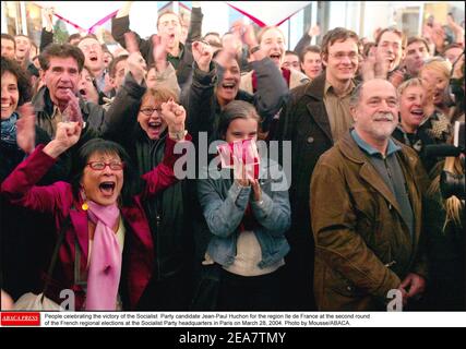 Si celebra la vittoria del candidato del Partito socialista Jean-Paul Huchon per la regione Ile de France al secondo turno delle elezioni regionali francesi presso la sede del Partito socialista a Parigi il 28 marzo 2004. Foto di Mousse/ABACA. Foto Stock