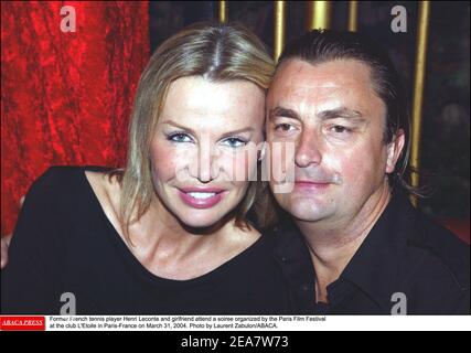 Ex tennista francese Henri Leconte e ragazza partecipano alla festa organizzata dal Festival del Cinema di Parigi al club l'Etoile di Parigi-Francia il 31 marzo 2004. Foto di Laurent Zabulon/ABACA. Foto Stock