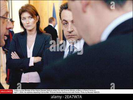 L'ex ministro francese dell'interno Nicolas Sarkozy entra nel suo nuovo ministero delle Finanze a Bercy a Parigi-Francia il 1° aprile 2004. Sostituisce Francis Mer in partenza. Nella foto Nicolas Sarkozy e la moglie Cecilia. Foto di Mousse /ABACA. Foto Stock
