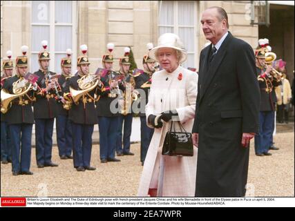 La Regina Elisabetta II della Gran Bretagna è accolta dal presidente francese Jacques Chirac al palazzo Elysee a Parigi il 5 aprile 2004. Sua Maestà inizia lunedì una visita di Stato di tre giorni in occasione del centenario dell'Entente Cordiale. Foto di Mousse-Hounsfield/ABACA. Foto Stock