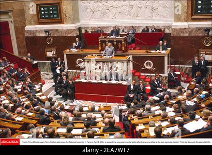 Il primo ministro francese Jean-Pierre Raffarin si rivolge all'Assemblea nazionale a Parigi il 5 aprile 2004 per presentare la nuova politica governativa dopo la grave sconfitta alle ultime elezioni regionali. Foto di Giancarlo Gorassini/ABACA. Foto Stock