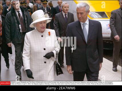 La Regina Elisabetta II della Gran Bretagna e il Duca di Edimburgo sono accolti dal ministro francese dei trasporti Gilles de Robien il 5 aprile 2004. Sua Maestà inizia lunedì una visita di Stato di tre giorni in occasione del centenario dell'Entente Cordiale. Foto di Mousse-Hounsfield/ABACA. Foto Stock