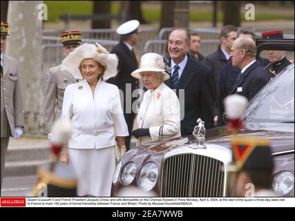 La Regina Elisabetta II di Briziano e il presidente francese Jacques Chirac e sua moglie Bernadette sugli Champs Elysees a Parigi lunedì 5 aprile 2004, all'inizio della visita di Stato di tre giorni della regina in Francia per celebrare 100 anni di amicizia formale tra Francia e Gran Bretagna. Foto di Mousse-Hounsfield/ABACA. Foto Stock