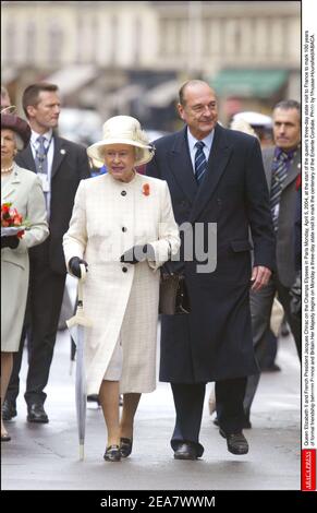 La regina Elisabetta II di Briziano e il presidente francese Jacques Chirac sugli Champs Elysees a Parigi lunedì 5 aprile 2004, All'inizio della visita di stato di tre giorni della regina in Francia per celebrare 100 anni di amicizia formale tra Francia e Gran Bretagna. Sua Maestà inizia lunedì una visita di stato di tre giorni per celebrare il centenario dell'Entente Cordiale. Foto di Mousse-Hounsfield/ABACA. Foto Stock