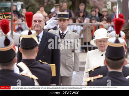 La regina Elisabetta II di Briziano e il presidente francese Jacques Chirac sugli Champs Elysees a Parigi lunedì 5 aprile 2004, All'inizio della visita di stato di tre giorni della regina in Francia per celebrare 100 anni di amicizia formale tra Francia e Gran Bretagna. Sua Maestà inizia lunedì una visita di stato di tre giorni per celebrare il centenario dell'Entente Cordiale. Foto di Mousse-Hounsfield/ABACA. Foto Stock