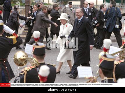 La regina Elisabetta II di Briziano e il presidente francese Jacques Chirac sugli Champs Elysees a Parigi lunedì 5 aprile 2004, All'inizio della visita di stato di tre giorni della regina in Francia per celebrare 100 anni di amicizia formale tra Francia e Gran Bretagna. Sua Maestà inizia lunedì una visita di stato di tre giorni per celebrare il centenario dell'Entente Cordiale. Foto di Mousse-Hounsfield/ABACA. Foto Stock