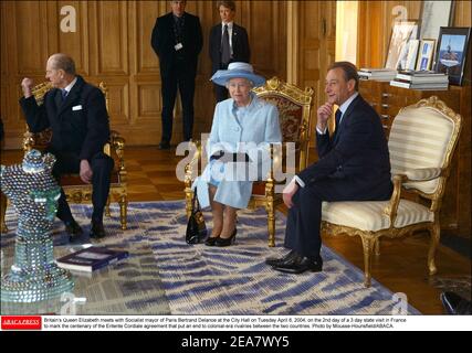 La Regina Elisabetta incontra il sindaco socialista di Parigi Bertrand Delanoe al municipio martedì 6 aprile 2004, Il 2° giorno di una visita di Stato di 3 giorni in Francia per celebrare il centenario dell'accordo Entente Cordiale che ha posto fine alle rivalità dell'epoca coloniale tra i due paesi. Foto di Mousse-Hounsfield/ABACA. Foto Stock