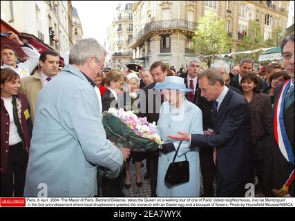 Parigi, 6 aprile 2004: Il sindaco di Parigi, Bertrand Delanoe, prende la Regina in un tour a piedi di uno dei quartieri più antichi di Parigi, la rue Montorgueil nel 2 ° arrondissement, dove i negozianti locali salutarono il monarca con un uovo di Pasqua e un bouquet di fiori. Foto di Hounsfield-Mousse/ABACA. Foto Stock