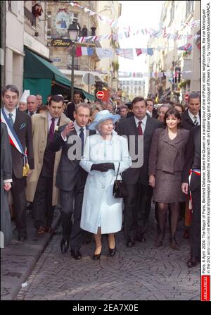 Parigi, 6 aprile 2004: Il sindaco di Parigi, Bertrand Delanoe, prende la Regina in un tour a piedi di uno dei quartieri più antichi di Parigi, la rue Montorgueil nel 2 ° arrondissement, dove i negozianti locali salutarono il monarca con un uovo di Pasqua e un bouquet di fiori. Foto di Hounsfield-Mousse/ABACA. Foto Stock