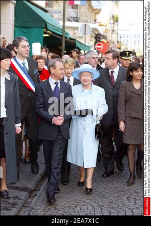 Parigi, 6 aprile 2004: Il sindaco di Parigi, Bertrand Delanoe, prende la Regina in un tour a piedi di uno dei quartieri più antichi di Parigi, la rue Montorgueil nel 2 ° arrondissement, dove i negozianti locali salutarono il monarca con un uovo di Pasqua e un bouquet di fiori. Foto di Hounsfield-Mousse/ABACA. Foto Stock