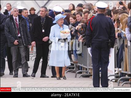 La Regina Elisabetta della Gran Bretagna arriva con la Sig.ra Bernadette Chirac e il nuovo Ministro dell'Arte francese Renaud Donnedieu de Vabres al Museo del Louvre martedì 6 aprile 2004, il 2° giorno di una visita di Stato di 3 giorni in Francia in occasione del centenario dell'Entente Cordiale, accordo che pone fine alle rivalità dell'era coloniale tra i due paesi. Foto di Hounsfield-Mousse/ABACA. Foto Stock