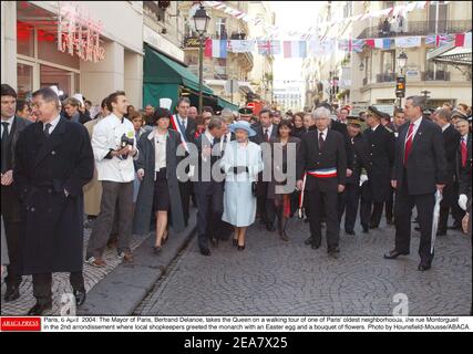 Parigi, 6 aprile 2004: Il sindaco di Parigi, Bertrand Delanoe, prende la Regina in un tour a piedi di uno dei quartieri più antichi di Parigi, la rue Montorgueil nel 2 ° arrondissement, dove i negozianti locali salutarono il monarca con un uovo di Pasqua e un bouquet di fiori. Foto di Hounsfield-Mousse/ABACA. Foto Stock