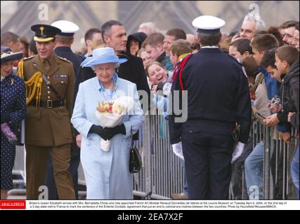 La Regina Elisabetta della Gran Bretagna arriva con la Sig.ra Bernadette Chirac e il nuovo Ministro dell'Arte francese Renaud Donnedieu de Vabres al Museo del Louvre martedì 6 aprile 2004, il 2° giorno di una visita di Stato di 3 giorni in Francia in occasione del centenario dell'Entente Cordiale, accordo che pone fine alle rivalità dell'era coloniale tra i due paesi. Foto di Hounsfield-Mousse/ABACA. Foto Stock