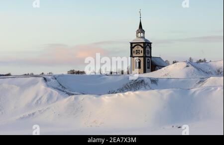 Røros e la sua caratteristica torre dell'orologio. Inverno innevato nella vecchia e storica città mineraria. Luogo storico norvegese elencato dall'UNESCO. Foto Stock