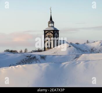 Røros e la sua caratteristica torre dell'orologio. Inverno innevato nella vecchia e storica città mineraria. Luogo storico norvegese elencato dall'UNESCO. Foto Stock